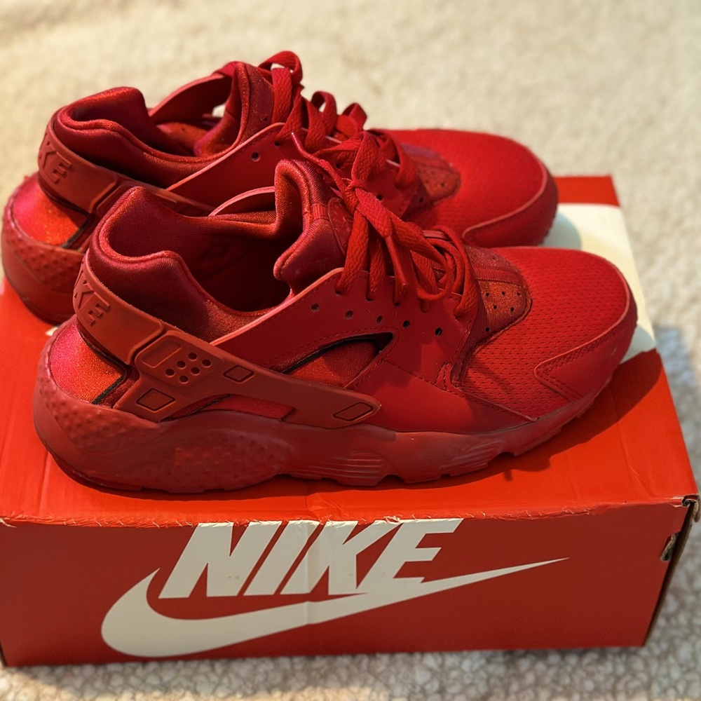 Like new all red Nike huarache size 6 youth/ women’s 7.5